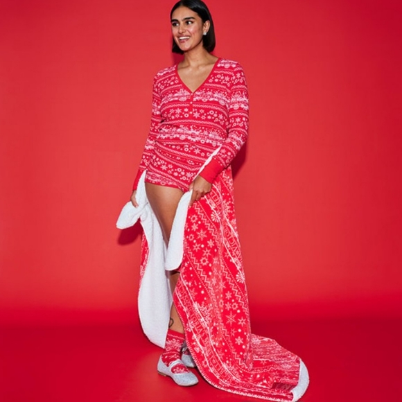 Victoria's Secret Holiday Snowflake Red Sherpa Blanket - Picture 3 of 8